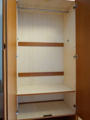 収納豊かな木製クローゼット