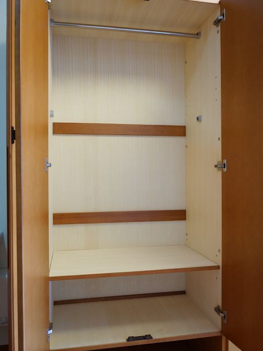収納豊かな木製クローゼット