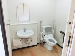 バリアフリーのトイレ空間