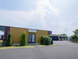 広々とした施設外観