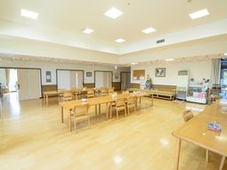 広々とした明るい食堂