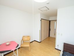 明るい居室の一角