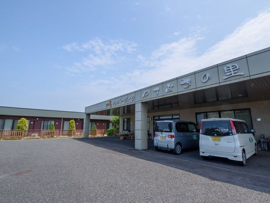 広々とした施設の外観