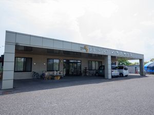 施設正面エントランス