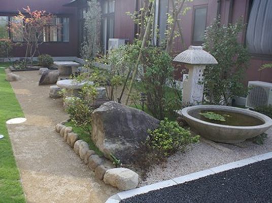中庭の園路  