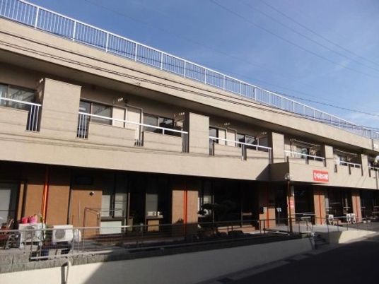 明るい日の建物外観