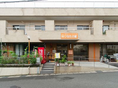 明るい外観のエントランス