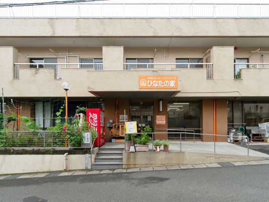 明るい外観のエントランス