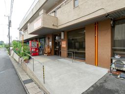 施設の外観と入口