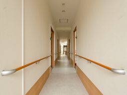 廊下の安全な手すり設置