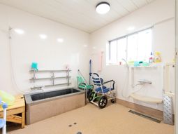 手すり付き清潔な浴室