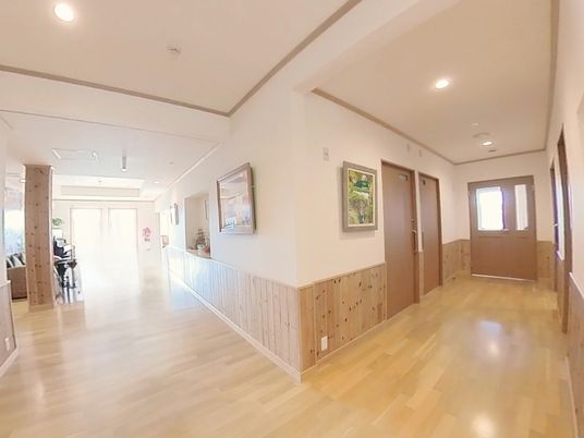 広々とした廊下の風景