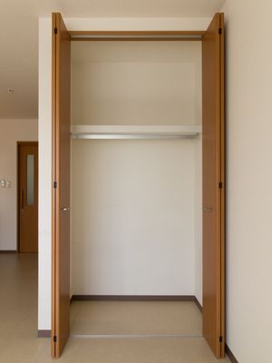 閉じた茶色の引き戸