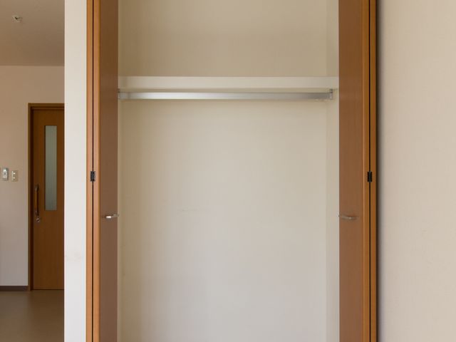 閉じた茶色の引き戸 収納 ゆったりとした開放感のある部屋の入口です。引き戸を開けることで、広々とした空間が広がります。