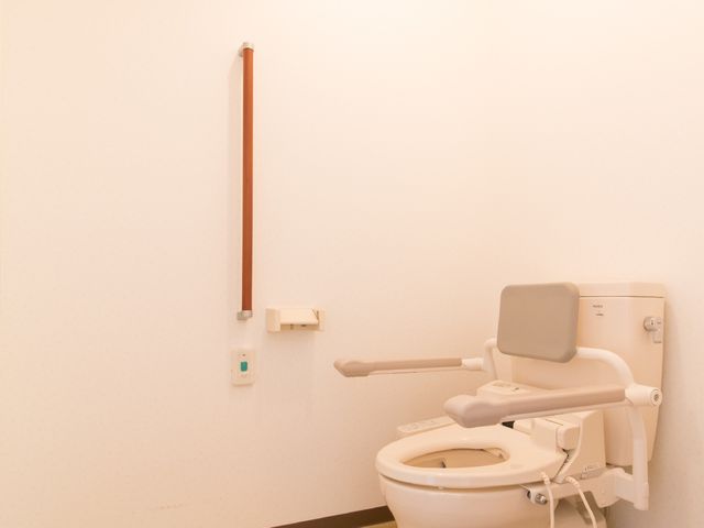 手すり付き快適トイレ トイレ ゆったりとした空間に設置された安全な手すり付きトイレです。利用者の快適性と自立を支援する工夫が施されています。