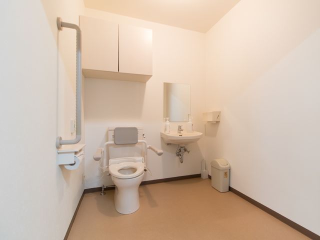 バリアフリートイレ設備 トイレ 安心して使える手すり付きの清潔なトイレスペースです。広々とした造りで、どなたでも快適にご利用いただけます。