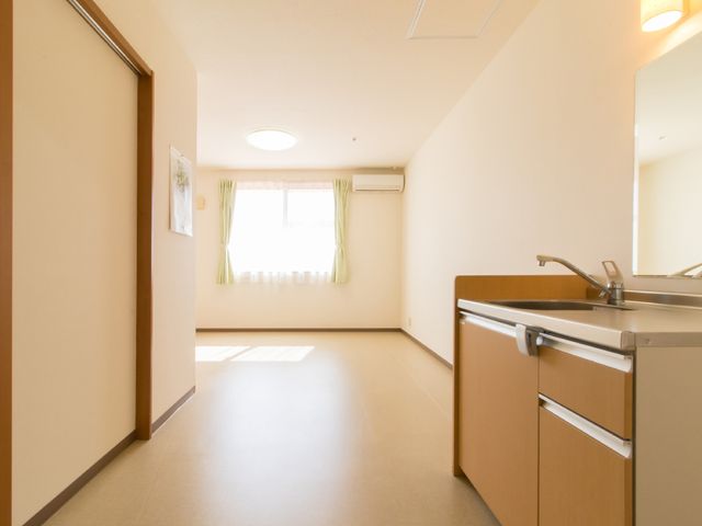 居室のキッチン付きコーナー 居室 ゆとりの空間が確保された居室です。壁際にはシンク付きのキッチンカウンターが備わっており、自炊を楽しむことも可能です。