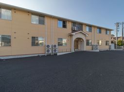 明るい建物のエントランス