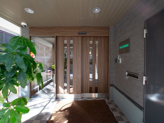 木目調のモダンなエントランス