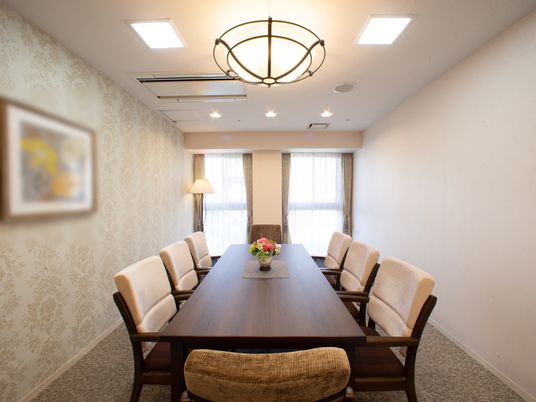 会議室のテーブルと椅子