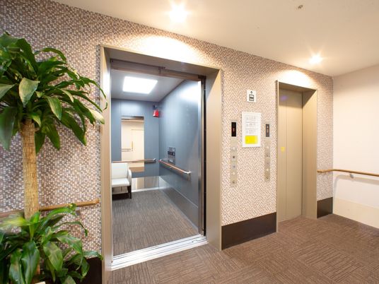 広々としたエレベーター前