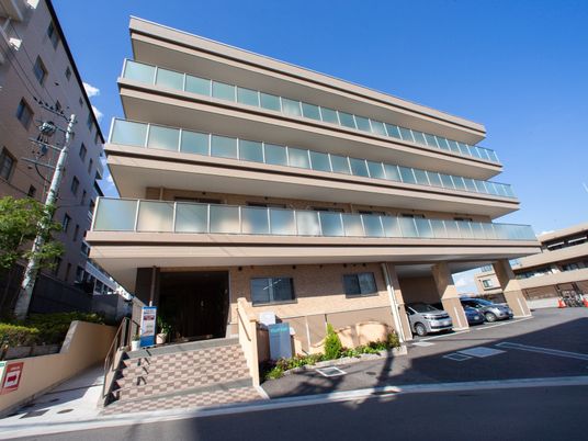 モダンな建物の外観