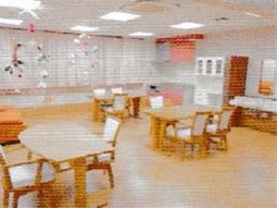 明るい食堂の様子