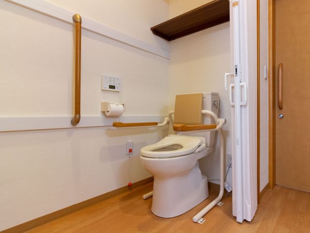バリアフリートイレ設備 トイレ 手すり付きで安心安全なトイレです。清潔感があり、利用しやすい工夫がされています。