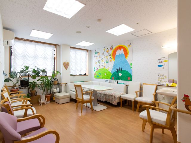 快適な共有ラウンジ 談話スペース ゆったりとした椅子が並ぶ共有ラウンジです。壁には明るい絵が描かれ、植物も置かれており、心地良い時間を過ごせる空間となっています。