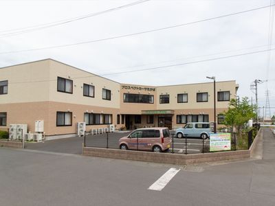 明るい施設の外観イメージ