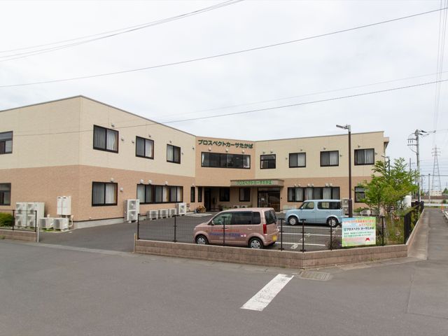 明るい施設の外観イメージ 外観 広々とした明るい雰囲気のある建物前です。この建物では日々、多くの方が寄り添う時間を過ごされています。