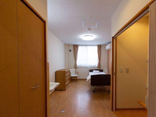 居室の広々とした空間 居室 ゆとりのある居室です。広い間取りで、快適な生活を支援する設計になっています。