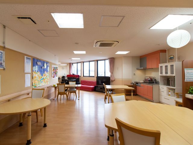 共有スペースの居心地の良い様子 食堂 広々としたラウンジは落ち着いた色合いで統一され、集いやくつろぎの時を過ごすのに適した環境です。興味がおありの方は、ぜひ一度見学にいらしてください。