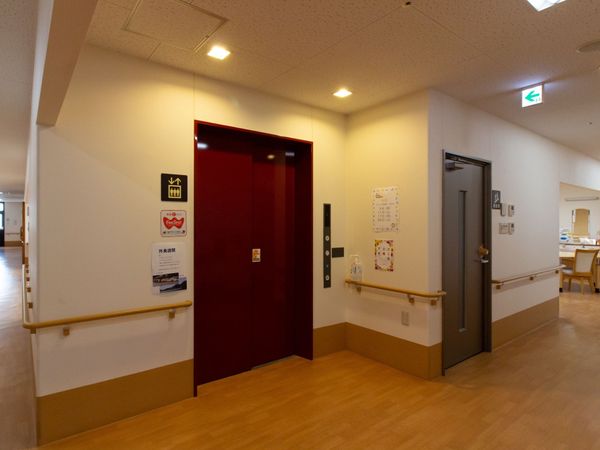 エレベーターと掲示物