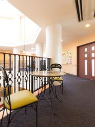 明るい空間のラウンジ風景