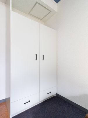  清潔な白いクローゼット 
