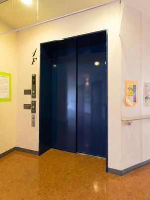  明るい廊下のエレベーター 