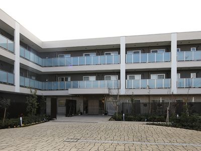 明るい外観の建物