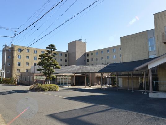 明るい環境の建物エントランス