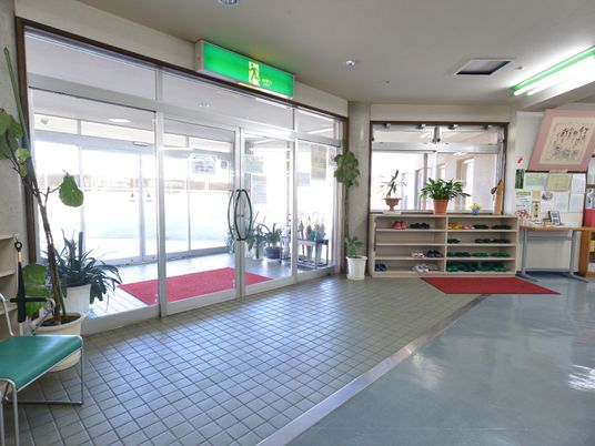 明るい入口と受付の風景