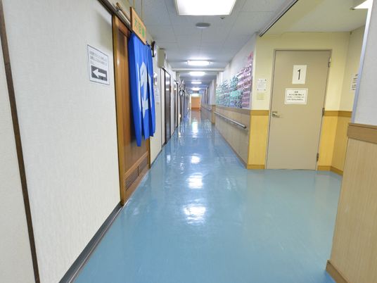 清潔な施設の廊下