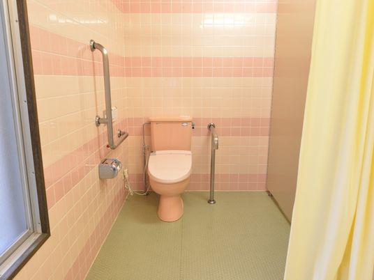 バリアフリー設計のトイレ