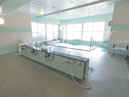 広々とした清潔な浴室