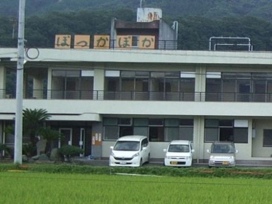 緑に囲まれた建物外観