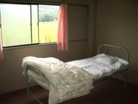 窓際のシンプルな居室
