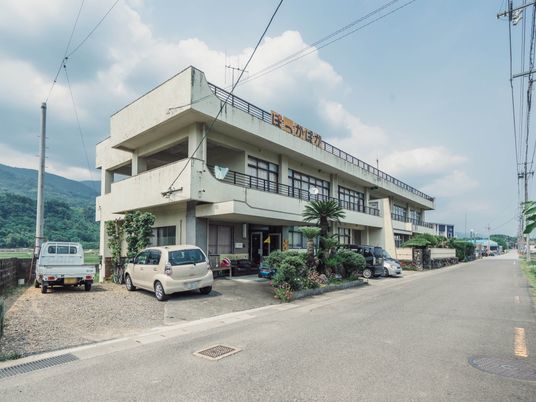 緑豊かな外観ビル