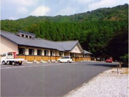 自然に囲まれた建物外観