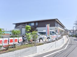 明るい街並みの施設外観