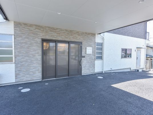 清潔感のある建物エントランス