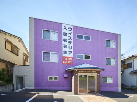 紫色の建物の外観